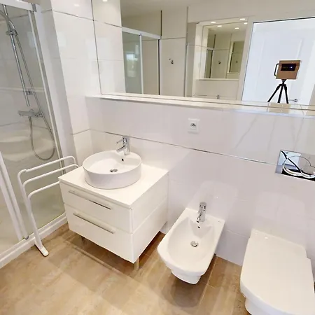Magnifique 3p Face Avec Terrasse De 46m² Et Parking Prive - Fr-1-196-250 *